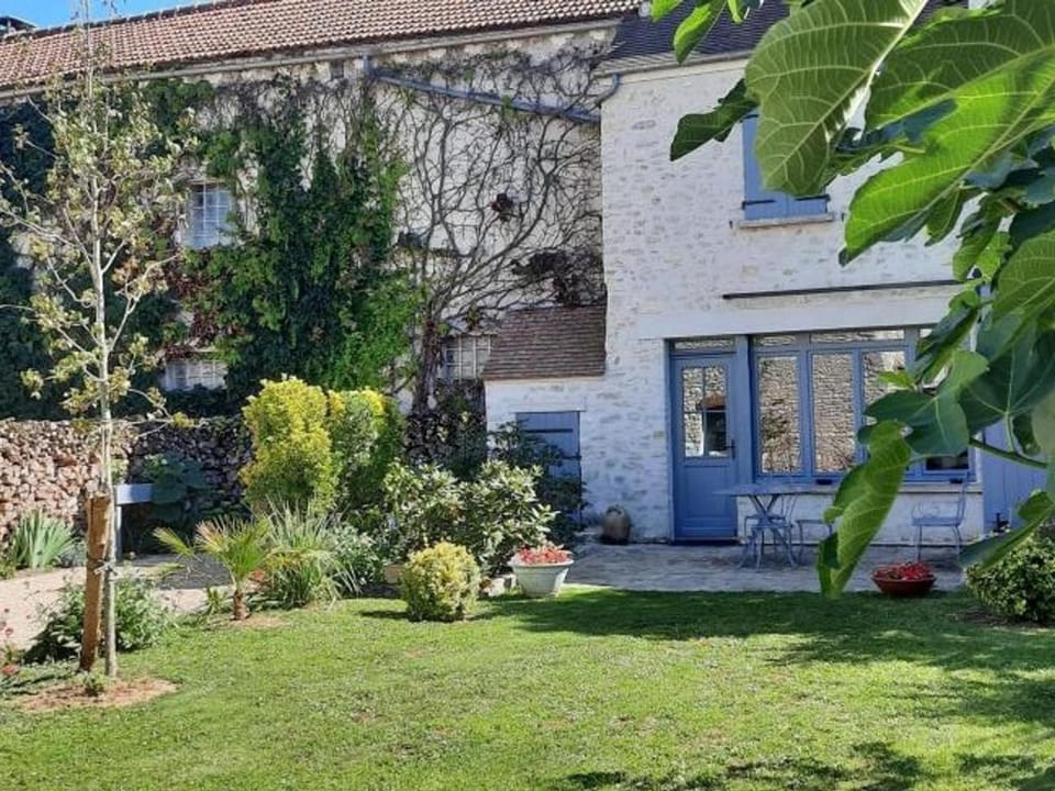 Charmant gîte à Montainville avec jardin, terrasse et TV - FR-1-527-81 House in Île-de-France