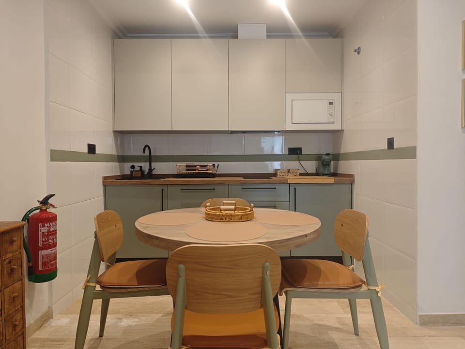 Kitchen or kitchenette, Dining area