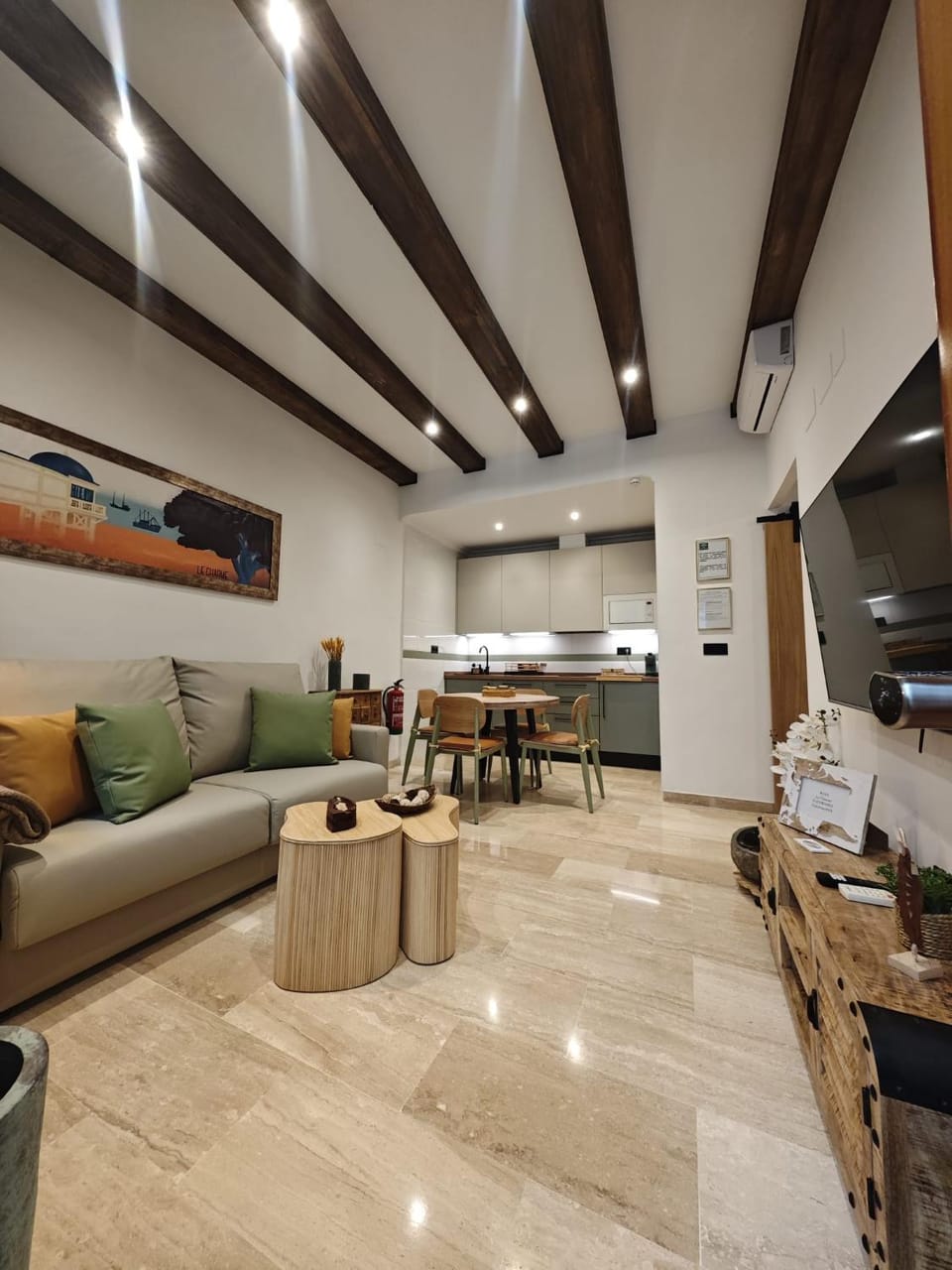 TV and multimedia, Living room, Dining area, air conditioner