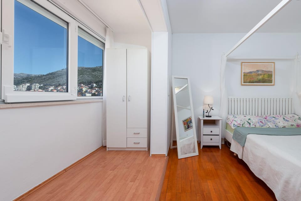 Bed, Natural landscape, Photo of the whole room, Bedroom