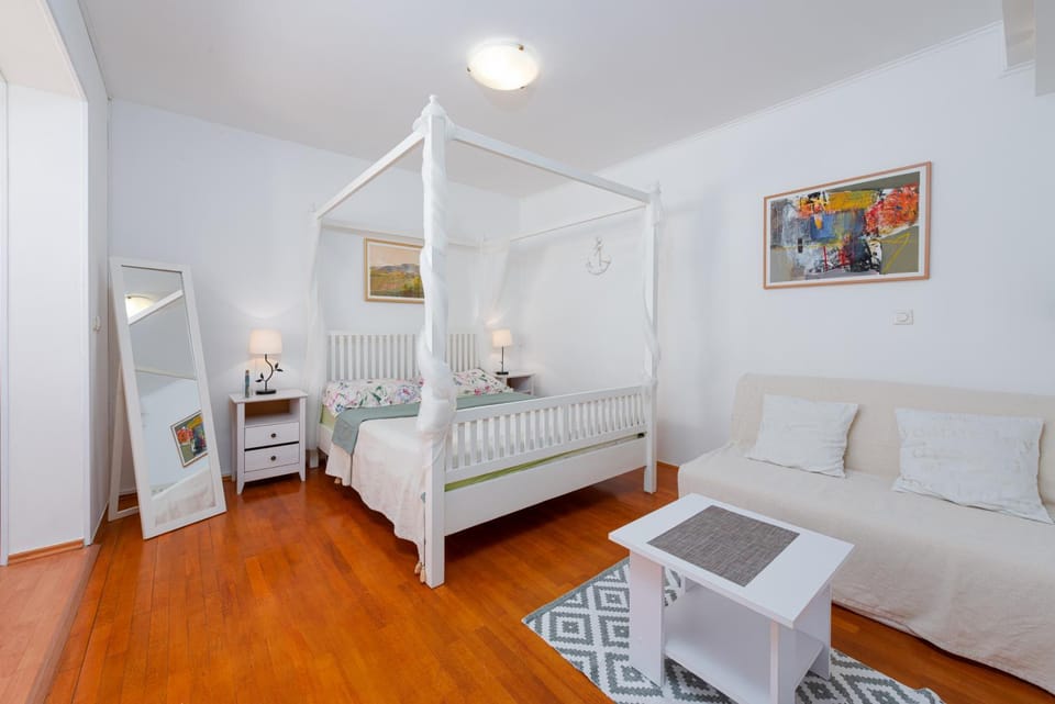 Living room, Photo of the whole room, Bedroom