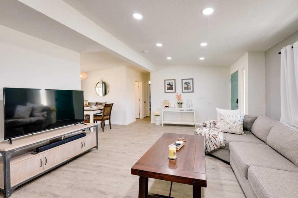 Mtn-View Home w/ Hot Tub: 8 Mi to Joshua Tree! House in Southern California