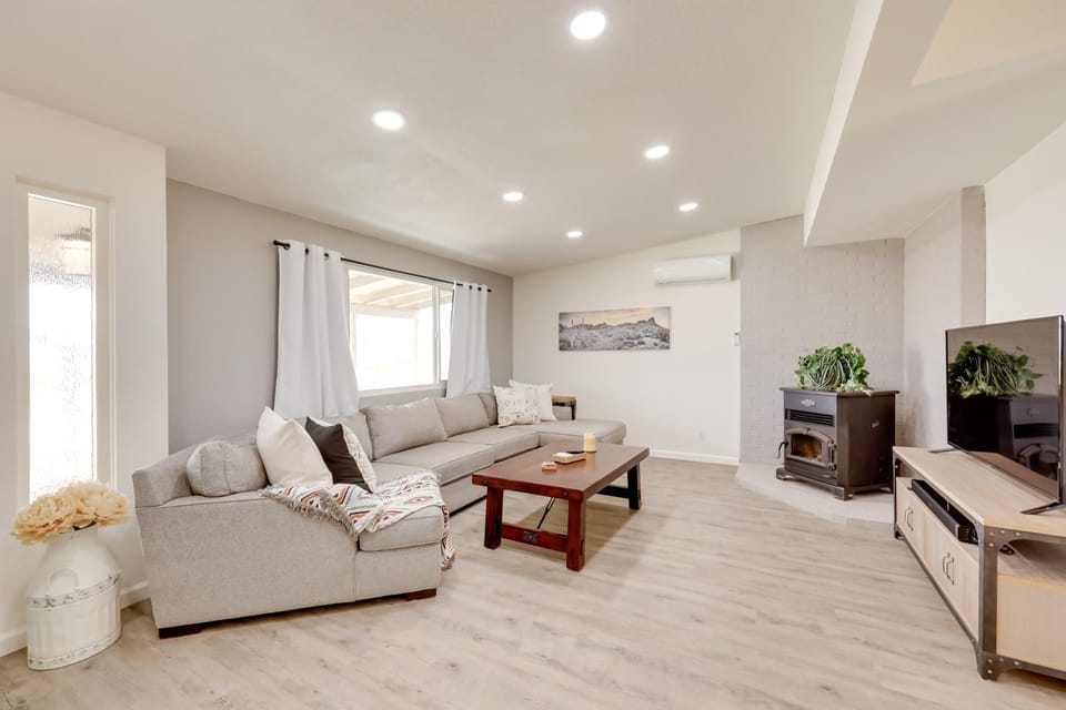 Mtn-View Home w/ Hot Tub: 8 Mi to Joshua Tree! House in Southern California