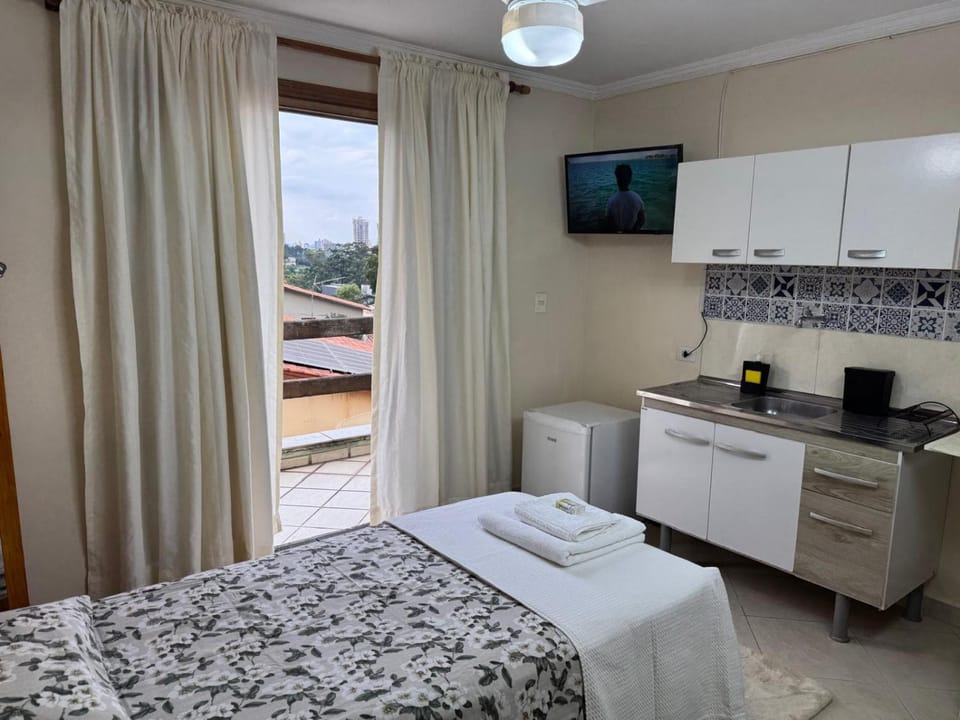 Bed, TV and multimedia, Kitchen or kitchenette, Photo of the whole room, minibar