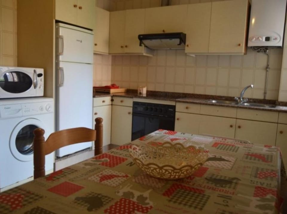 Coffee/tea facilities, Kitchen or kitchenette, Dining area, microwave, oven, stove, toaster, washing machine