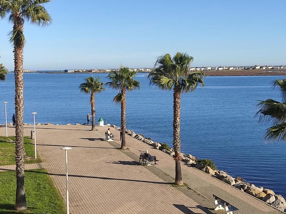 T2 Spacieux, Proche Plage, Parking Privé - FR-1-796-82 Apartment in Gruissan