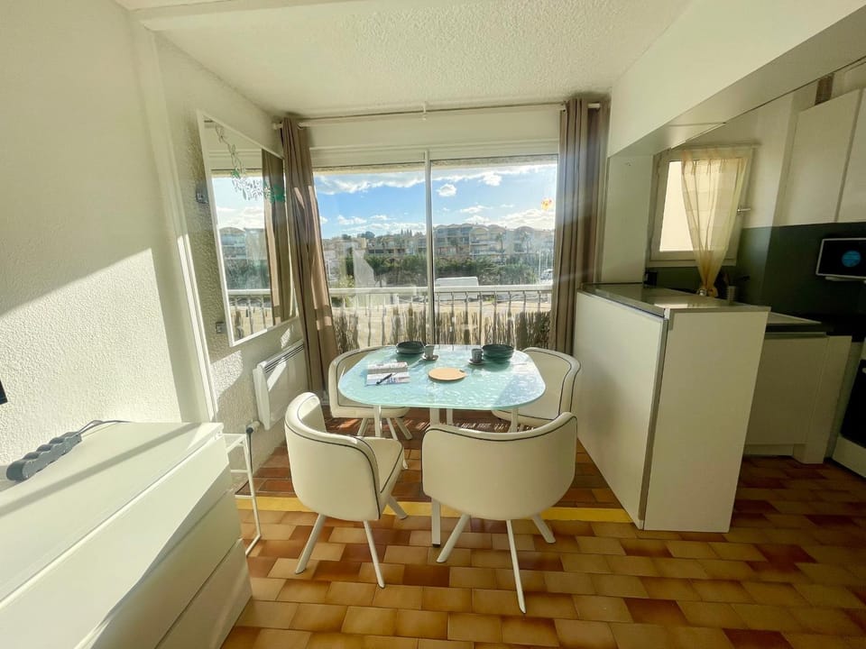 Studio rénové, proche port & village, parking, animaux admis - FR-1-796-83 Apartment in Gruissan