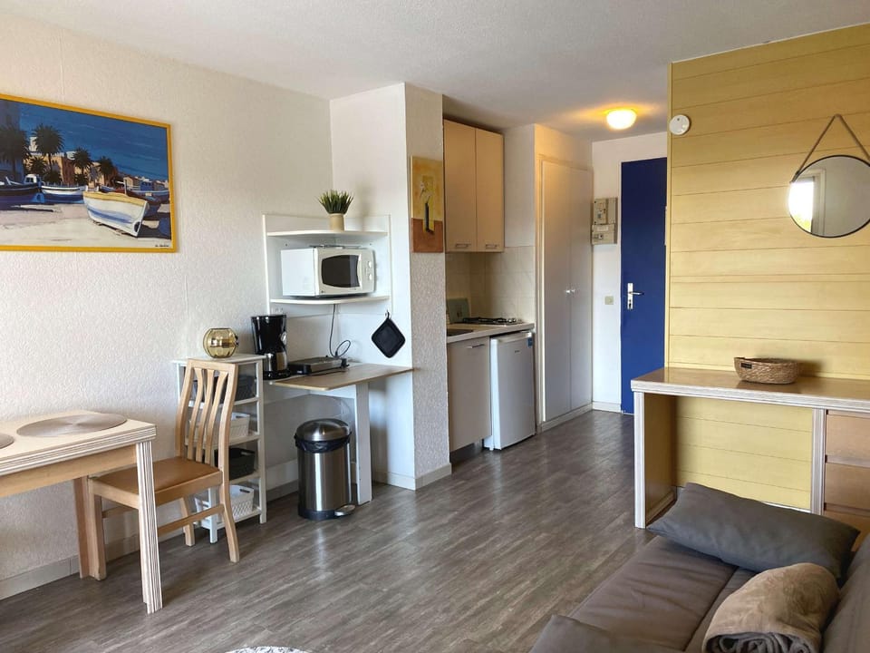 Studio avec Terrasse et Piscine, Parking Inclus - FR-1-553-285 Apartment in Balaruc-les-Bains