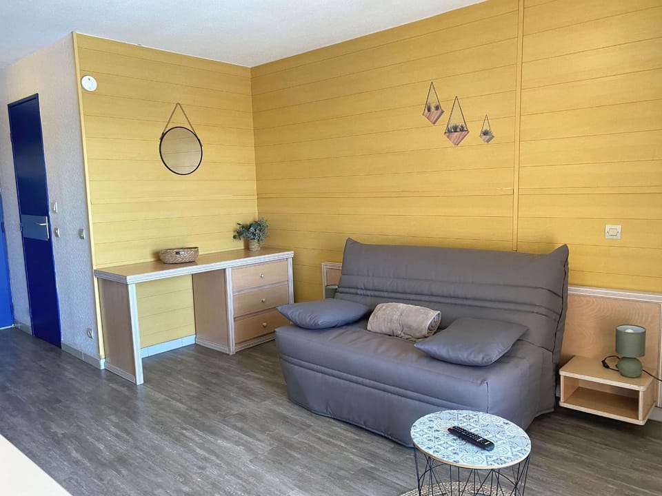 Studio avec Terrasse et Piscine, Parking Inclus - FR-1-553-285 Apartment in Balaruc-les-Bains