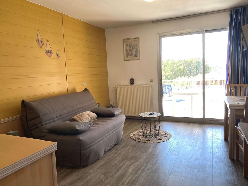 Studio avec Terrasse et Piscine, Parking Inclus - FR-1-553-285 Apartment in Balaruc-les-Bains