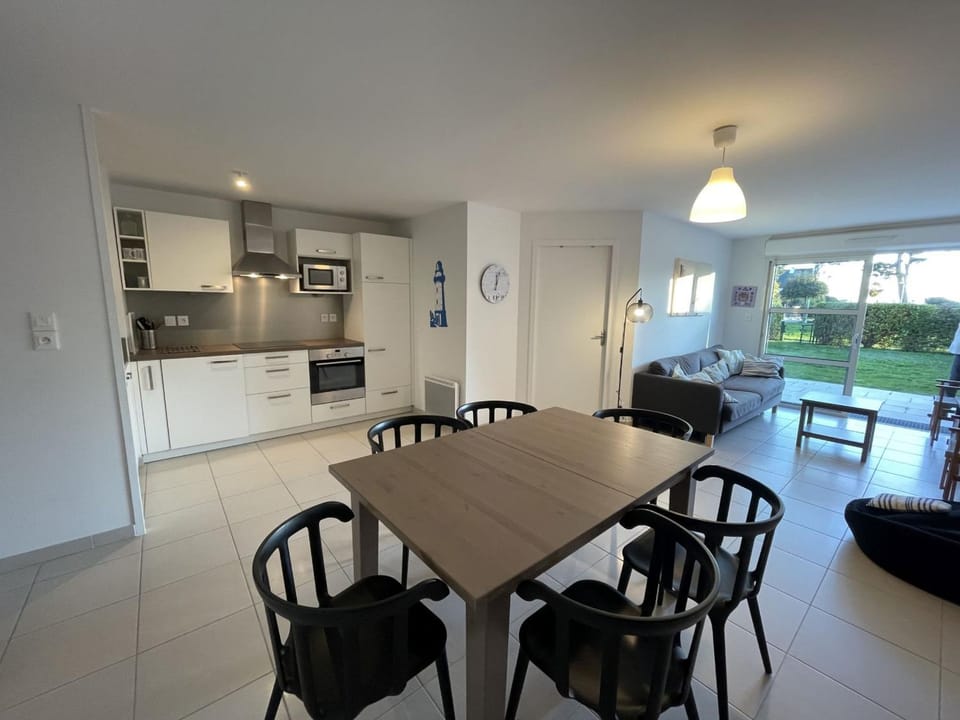 Appartement T3 PMR, 2 chambres, jardin privé, plage à pied, parking, internet 4G - FR-1-775-14 Apartment in Brittany