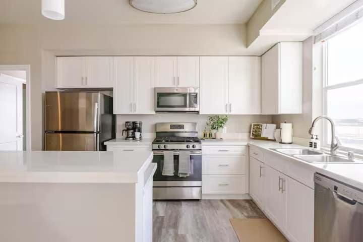Coffee/tea facilities, Kitchen or kitchenette, dishwasher, oven, stove, toaster