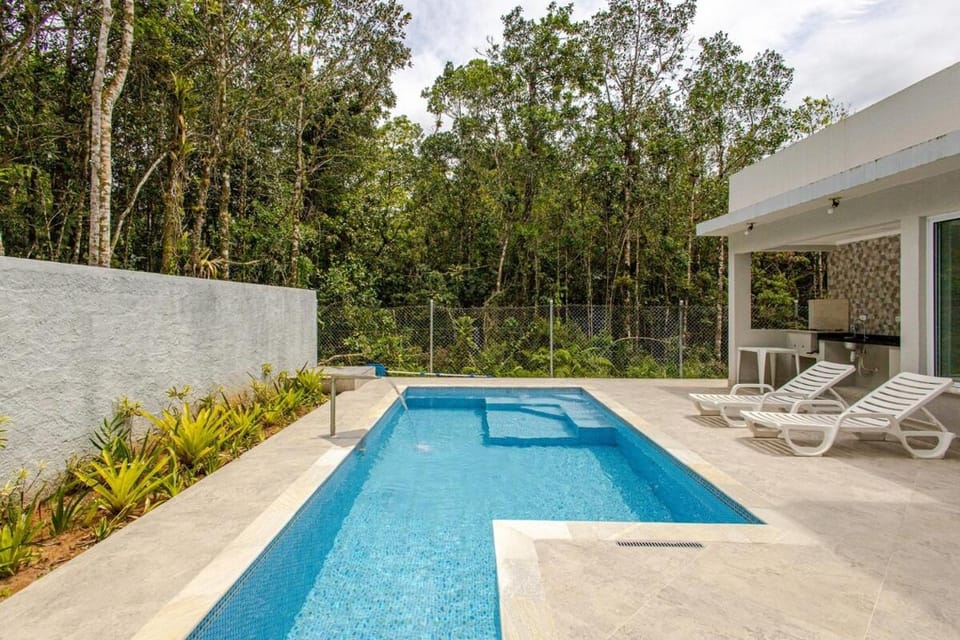 3 suites, piscina de 7m, 10 minutos da praia Guaratuba, Bertioga House in Bertioga