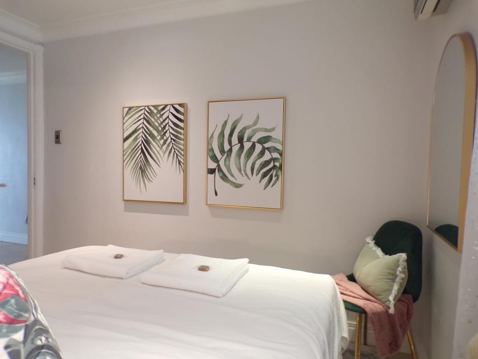Bed, Photo of the whole room, Decorative detail, Bedroom, towels, air conditioner
