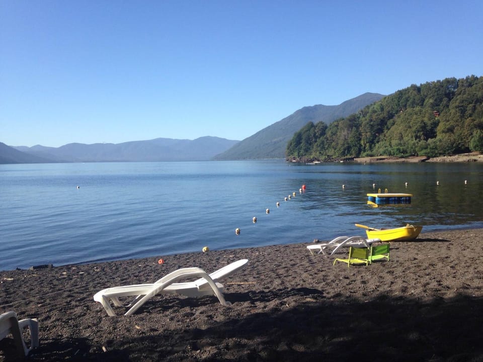 Cabaña Grande - Acceso directo a playa lago Caburgua y cancha de tenis - direct access Beach in Caburgua Lake and tenis court House in Pucon