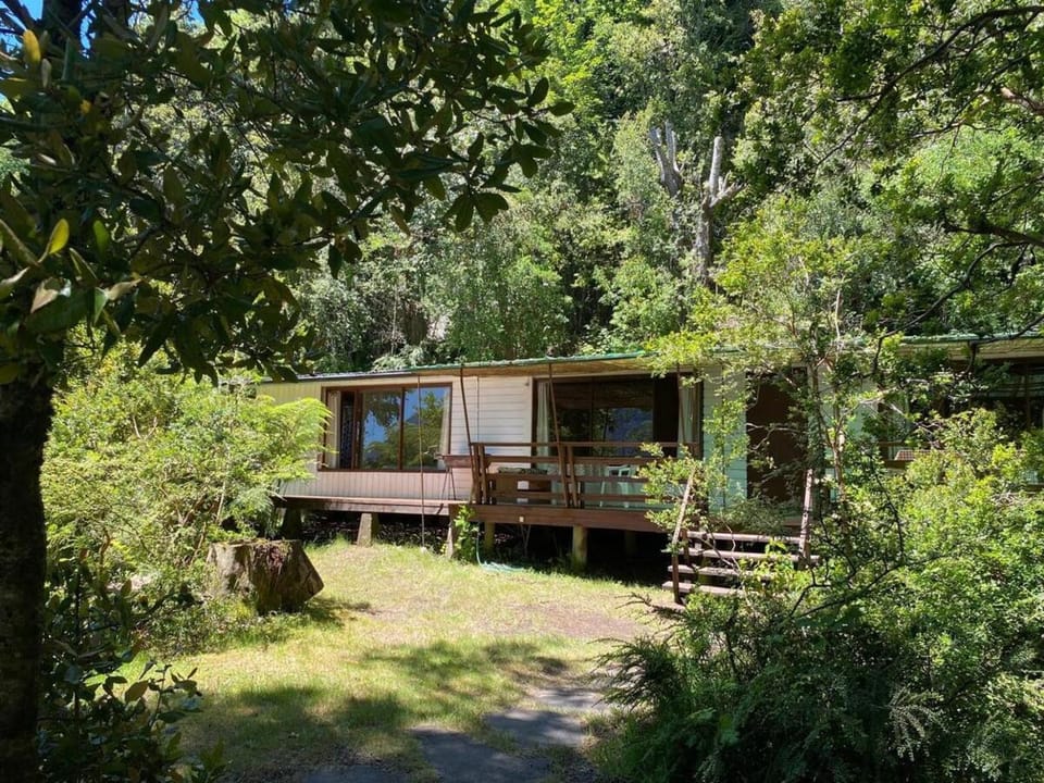 Cabaña Grande - Acceso directo a playa lago Caburgua y cancha de tenis - direct access Beach in Caburgua Lake and tenis court House in Pucon