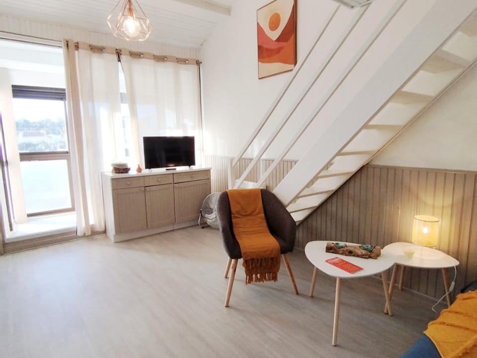 Appartement T2 Mezzanine - Front de mer - Parking privé - 4 personnes - St-Pierre-la-Mer - FR-1-795-51 Apartment in Fleury
