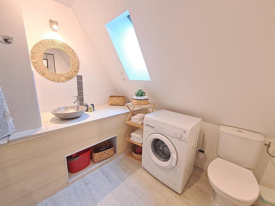 Bathroom, towels, washing machine