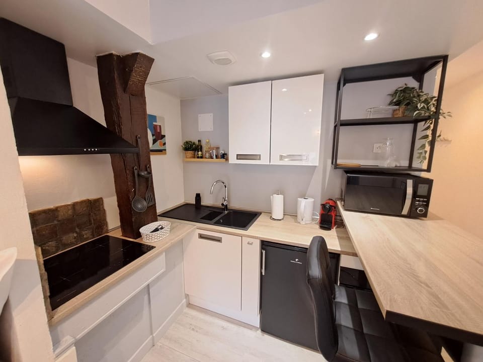 Kitchen or kitchenette, Seating area, Dining area