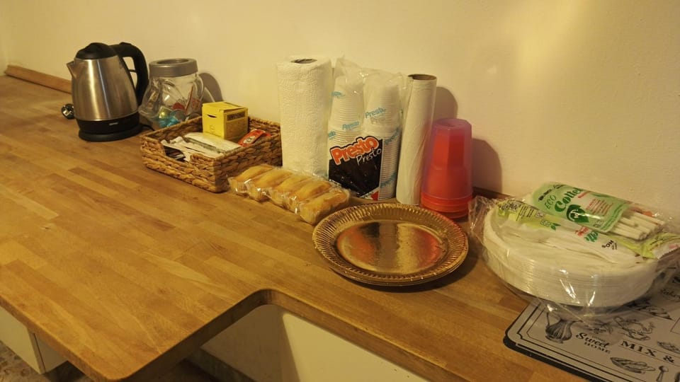 Coffee/tea facilities, Food and drinks, Food