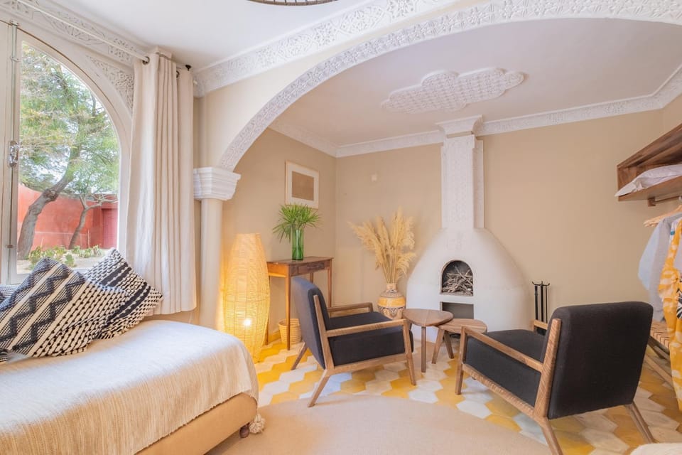 Bed, Living room, Photo of the whole room, Bedroom, flat iron