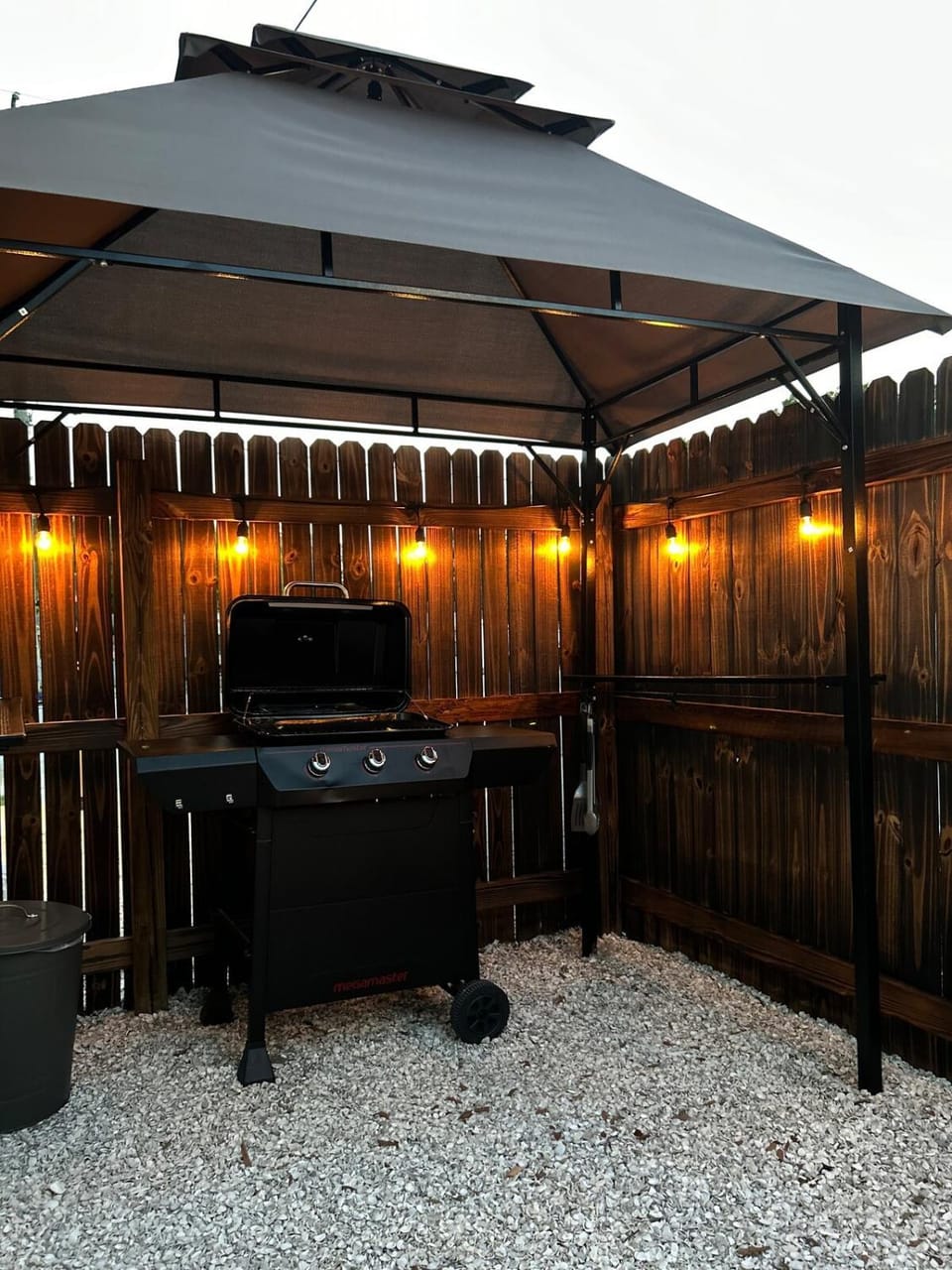Cozy Getaway Pet Friendly 10 min Busch Gardens House in Tampa