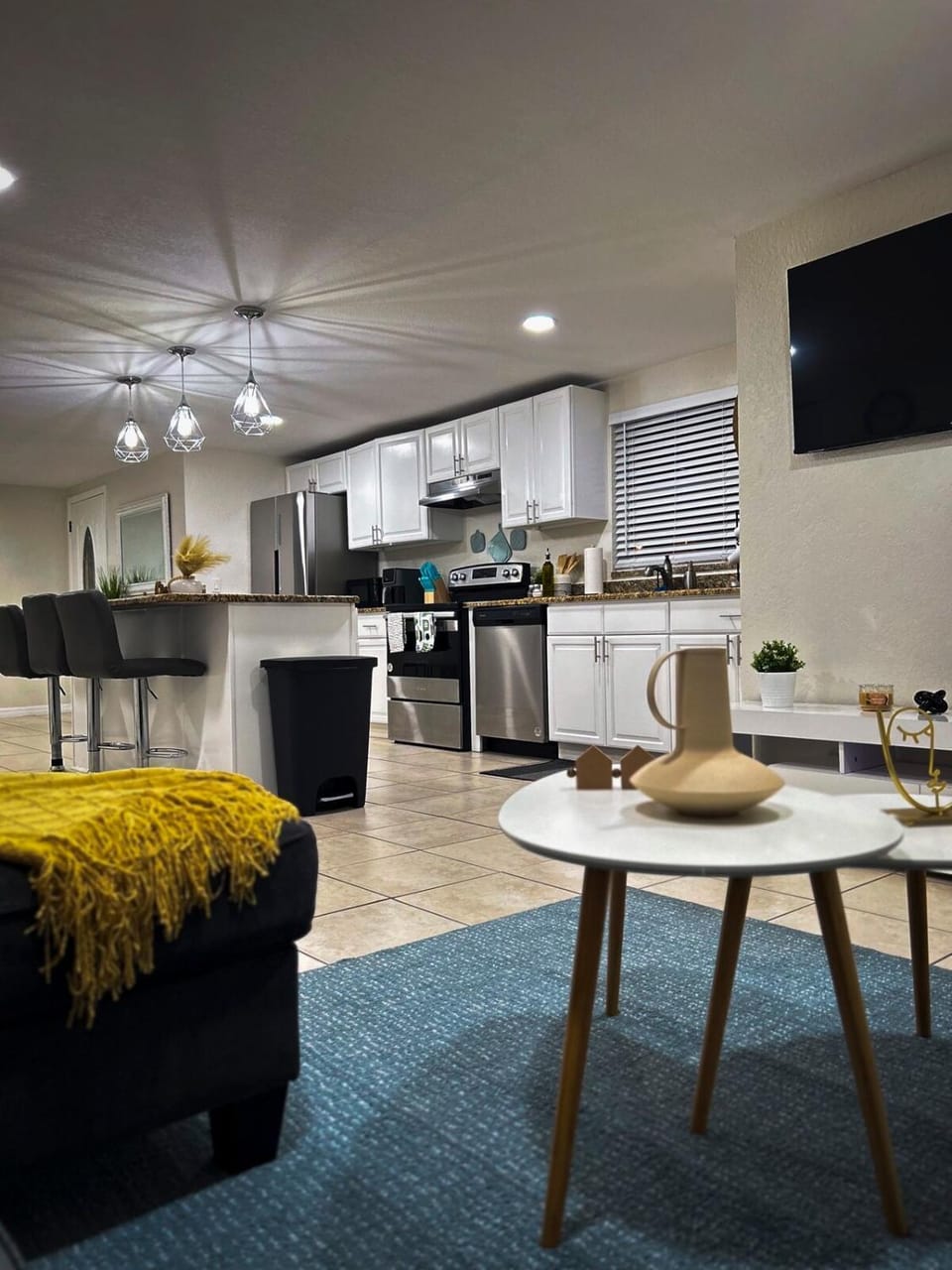 Cozy Getaway Pet Friendly 10 min Busch Gardens House in Tampa