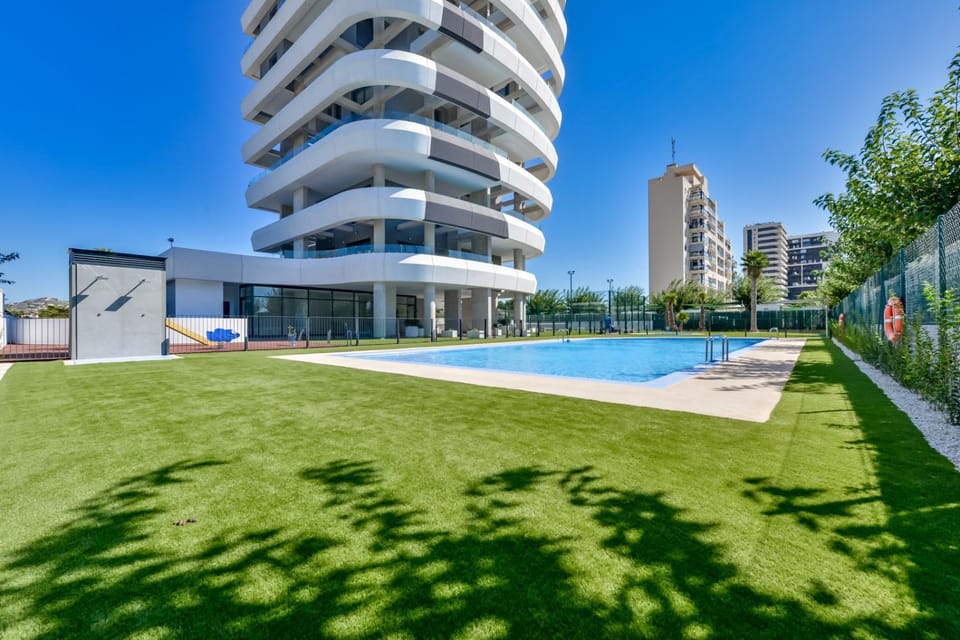 Property building, Swimming pool, sunbed