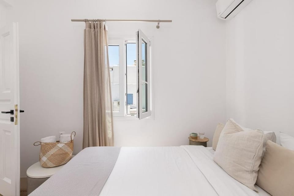 Bed, Photo of the whole room, Bedroom, air conditioner