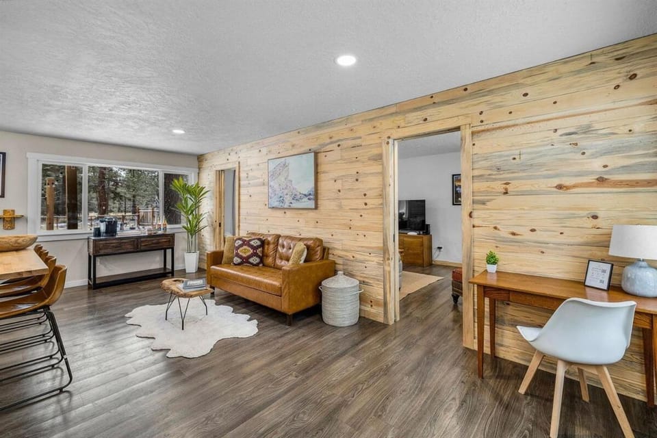 Hot Tub, Fire Pit, Dog Friendly, Heart of Sisters, Amenities House in Oregon