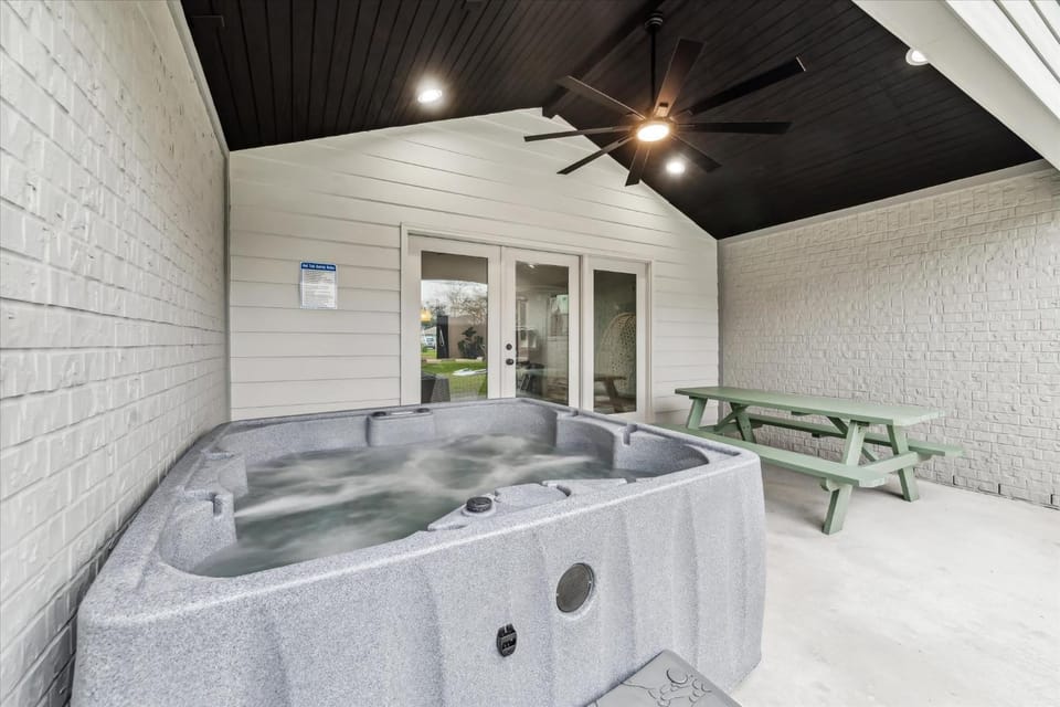 Hot Tub, Dining area