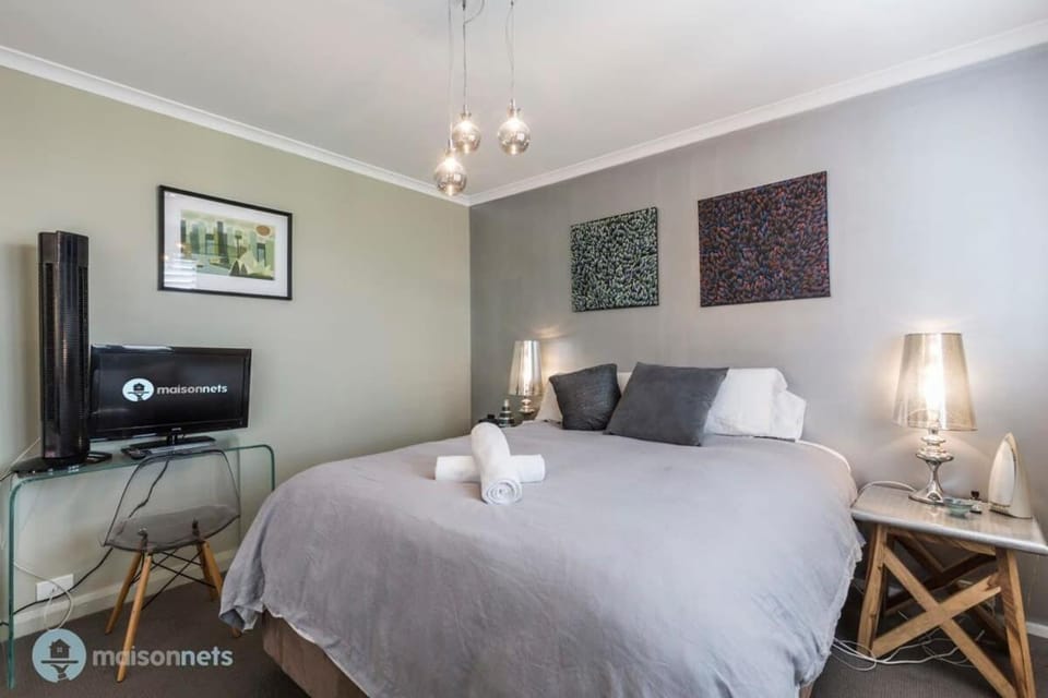 Bed, TV and multimedia, Photo of the whole room, Bedroom, towels