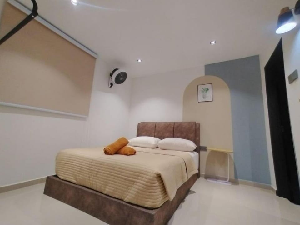 Bed, Photo of the whole room, Bedroom, towels, air conditioner