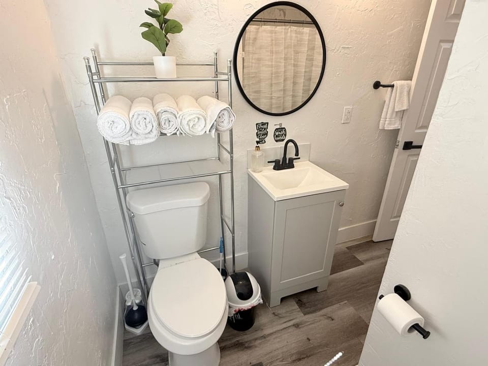 Toilet, Bathroom, towels