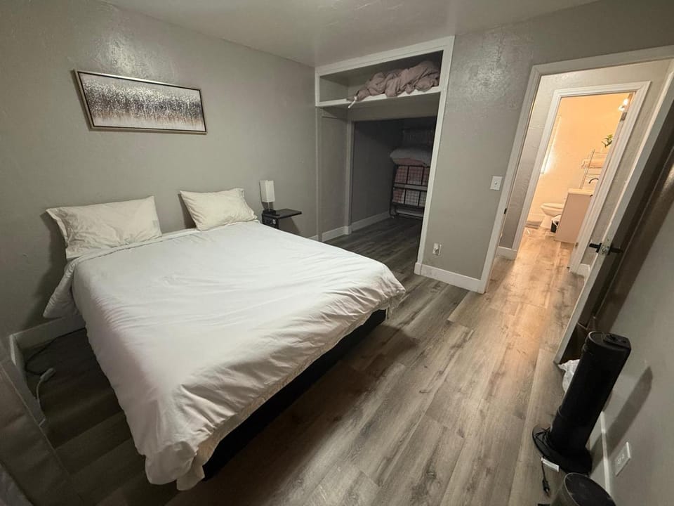 Photo of the whole room, Bedroom