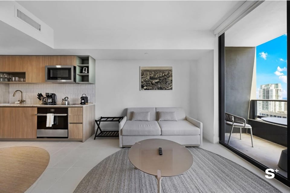 Downtown 1-BD Condo with City Views Apartment in Miami