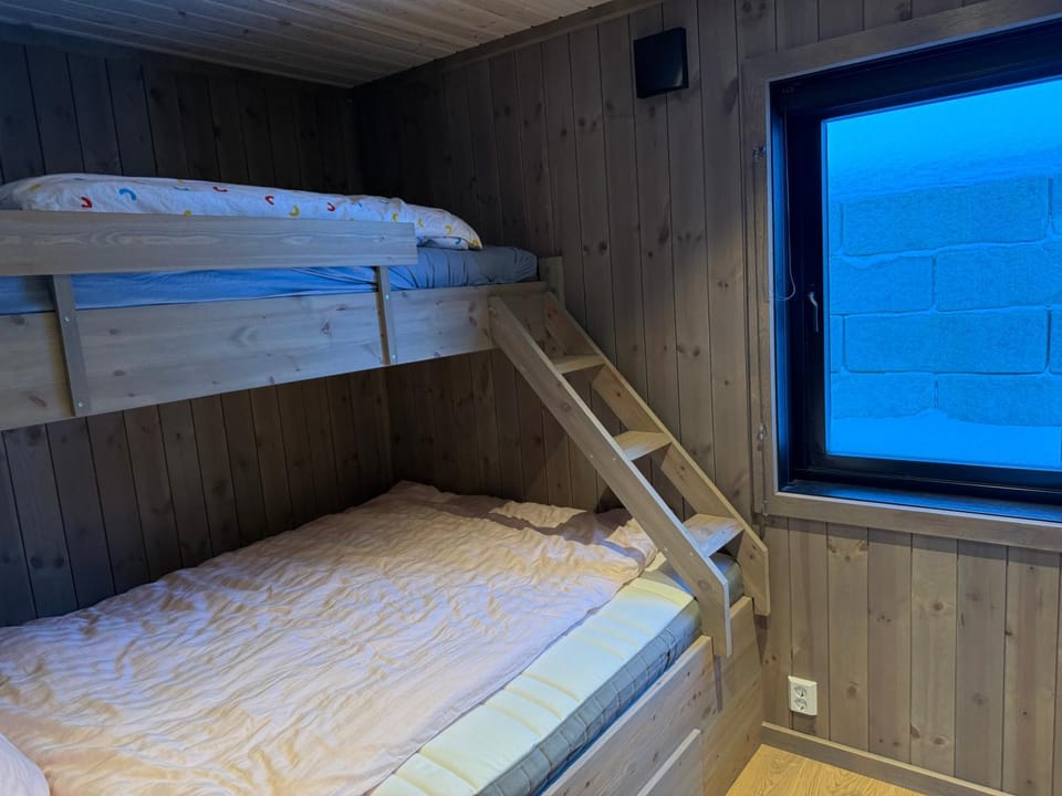 Bedroom, bunk bed