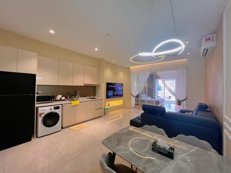 TV and multimedia, Kitchen or kitchenette, Living room, Seating area, Dining area, stove, washing machine, dryer