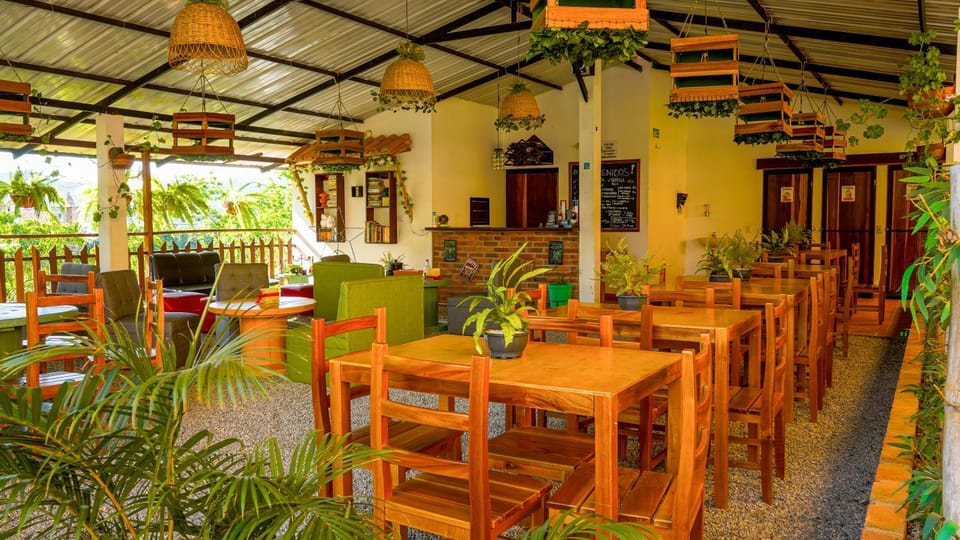 Restaurant/places to eat, Lounge or bar