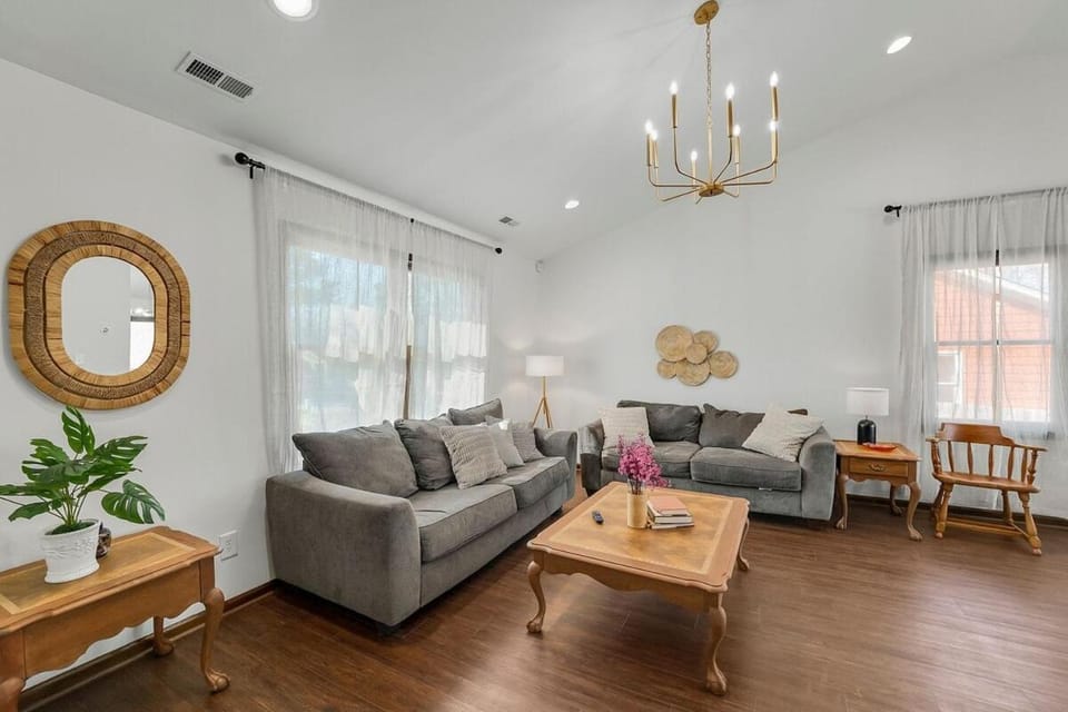 Comfortable home in Raleigh w big fenced backyard House in Raleigh