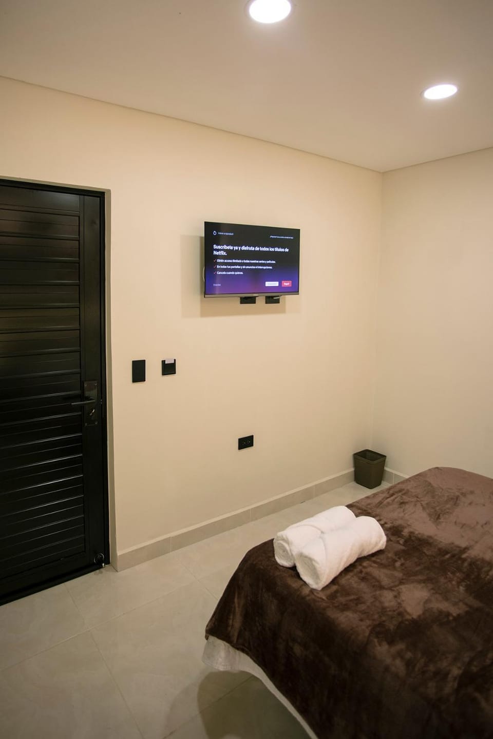 Bed, TV and multimedia, Photo of the whole room, towels