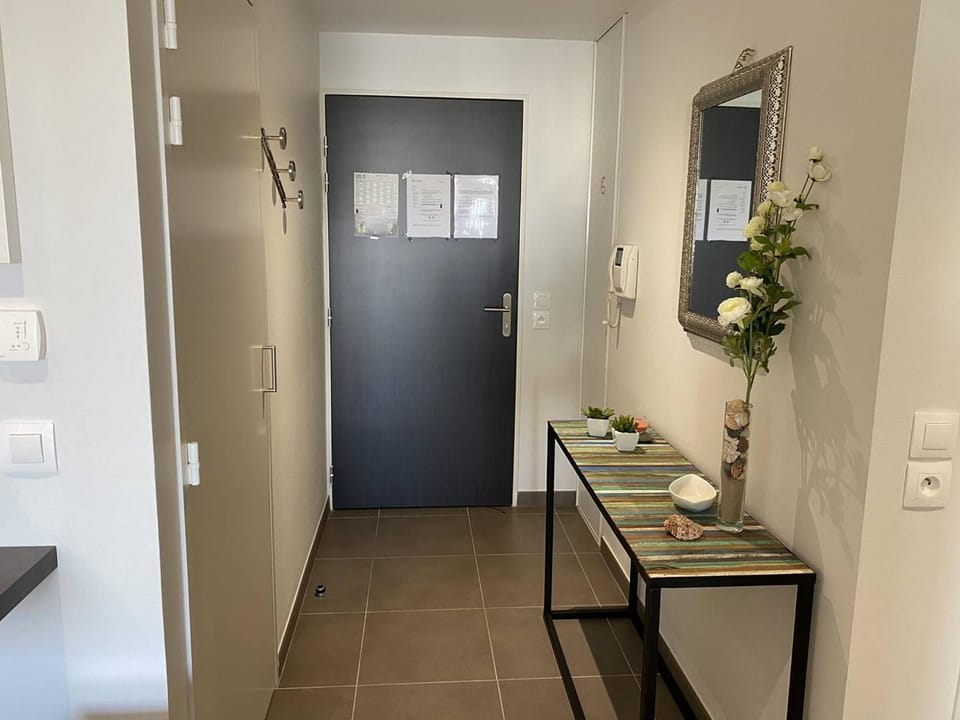 Royan - T2 Bord de Mer - Centre-ville avec Parking - FR-1-738-33 Apartment in Royan