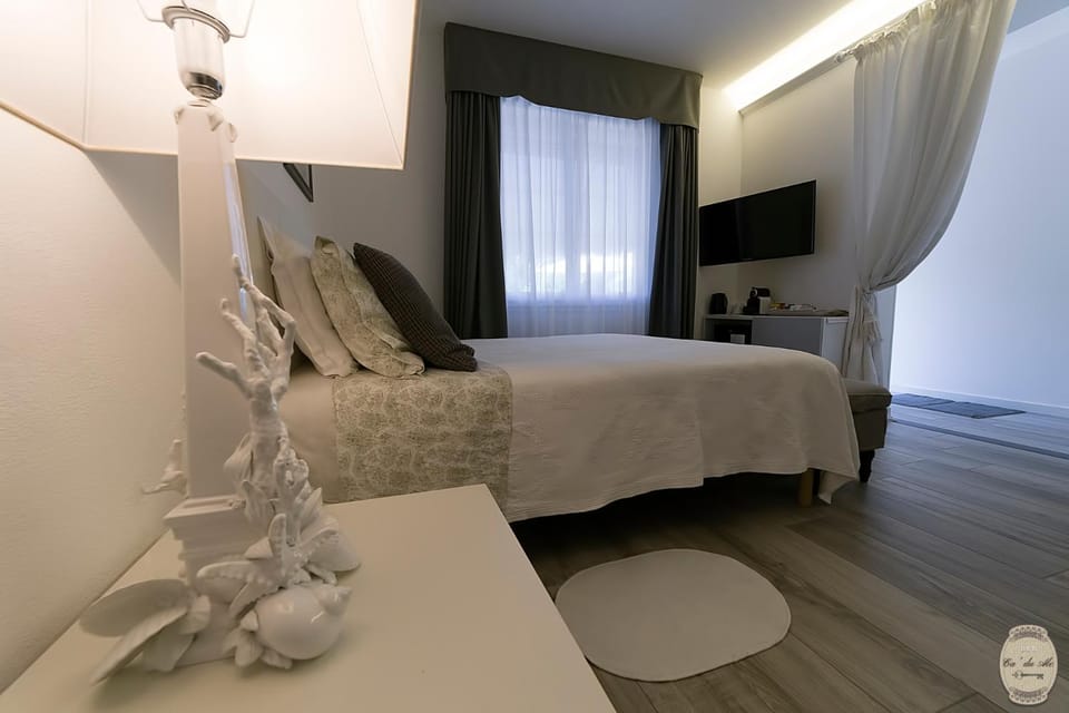 Bed, TV and multimedia, Photo of the whole room