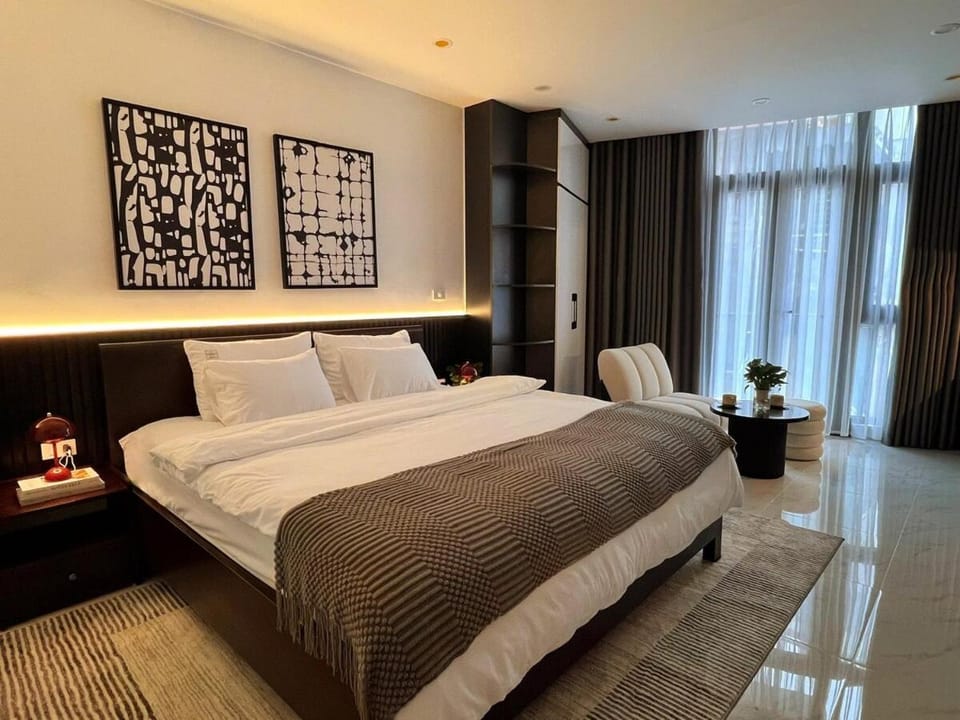 Bed, Photo of the whole room, Seating area, Bedroom