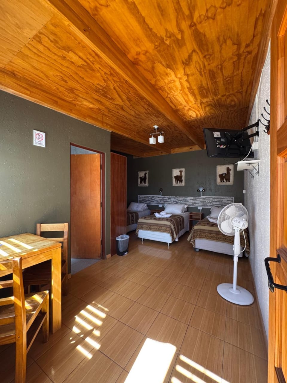 Bed, TV and multimedia, Bedroom