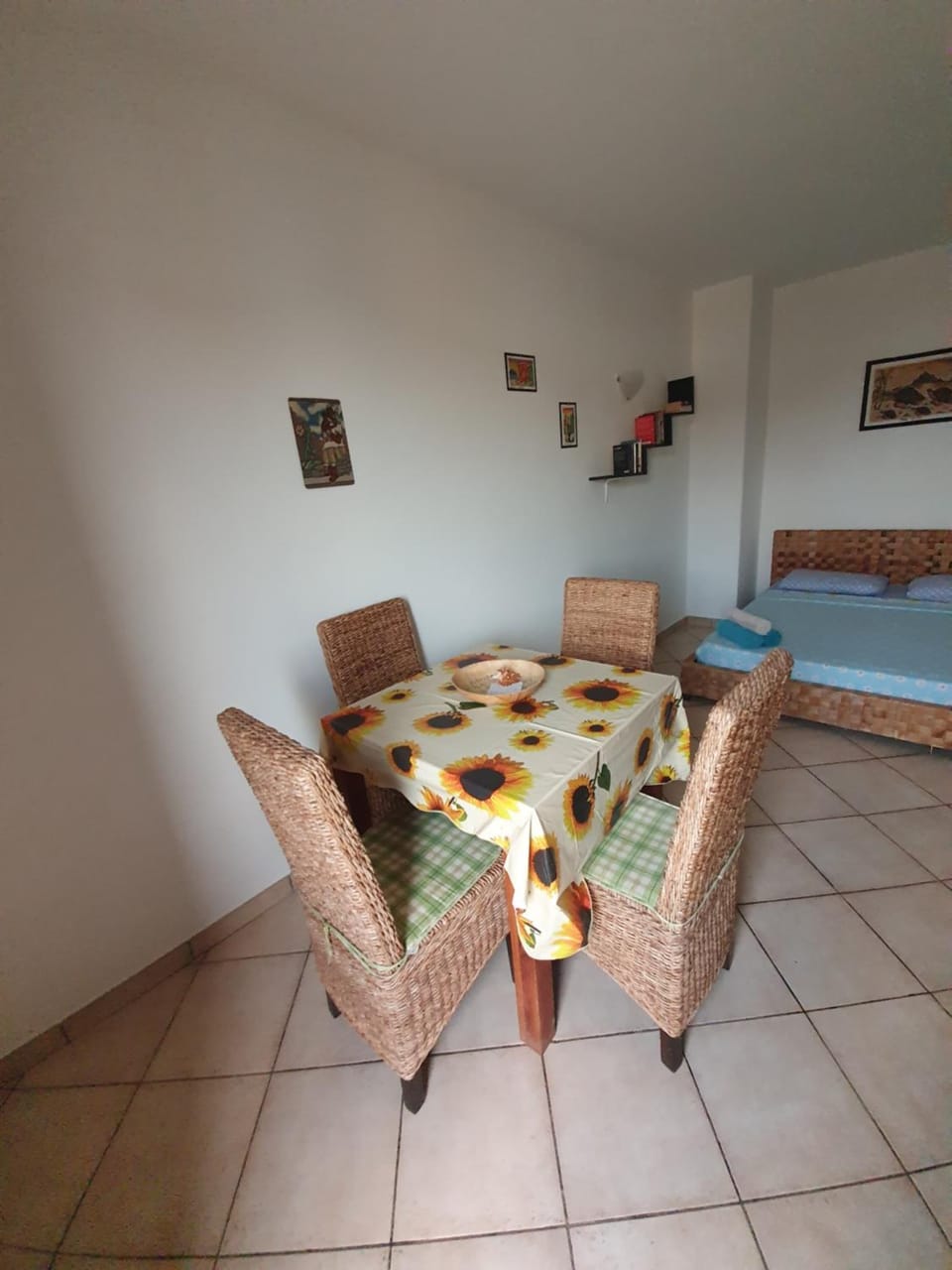 Bed, Seating area, Dining area