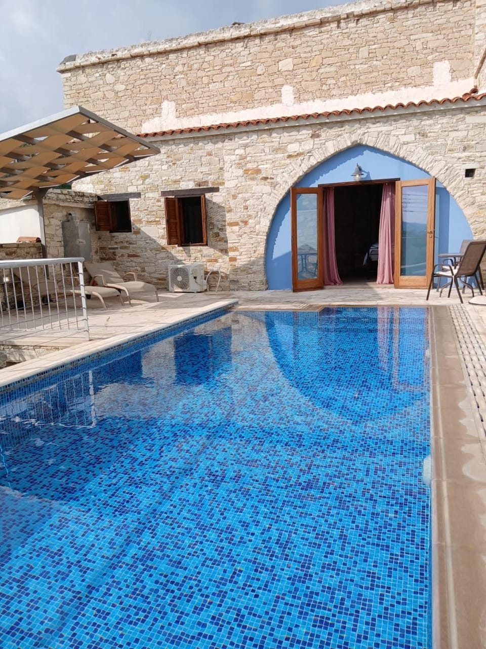 Property building, Day, Pool view, Swimming pool, sunbed
