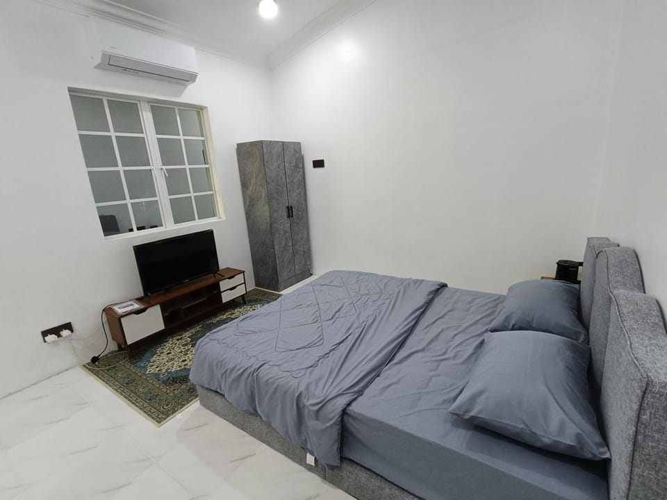 Bed, TV and multimedia, air conditioner