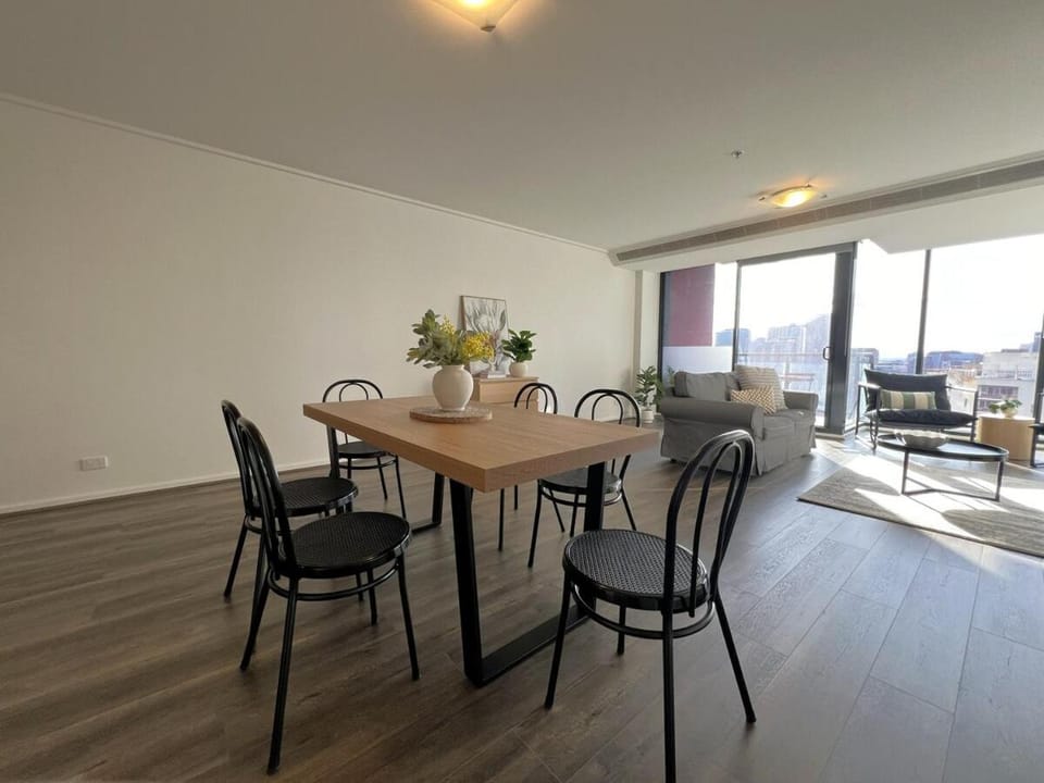 3 BR 2 Bath, Free Parking, Southbank, Balcony Apartment in Southbank