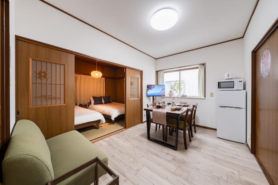 TV and multimedia, Living room, Photo of the whole room, Seating area, Dining area